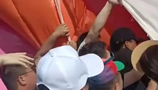 影/南京樂園充氣城堡突倒塌！數名兒童受困哭喊　竟是大人「偷闖入」導致