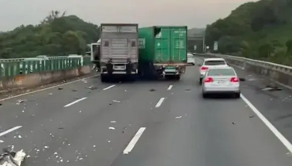 快訊／連假首日車禍！「聯結車、大貨車相撞」車流塞爆國3