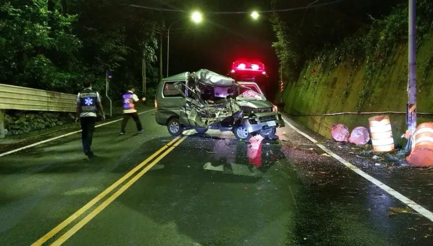 影/高雄六龜貨車「慘撞山壁」！乘客遭拋飛車外、駕駛受困車內　送醫雙雙不治