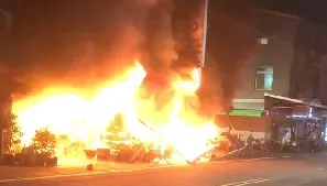 影/台南機車行爆炸起火！凌晨烈火黑煙狂竄　老翁嗆傷送醫