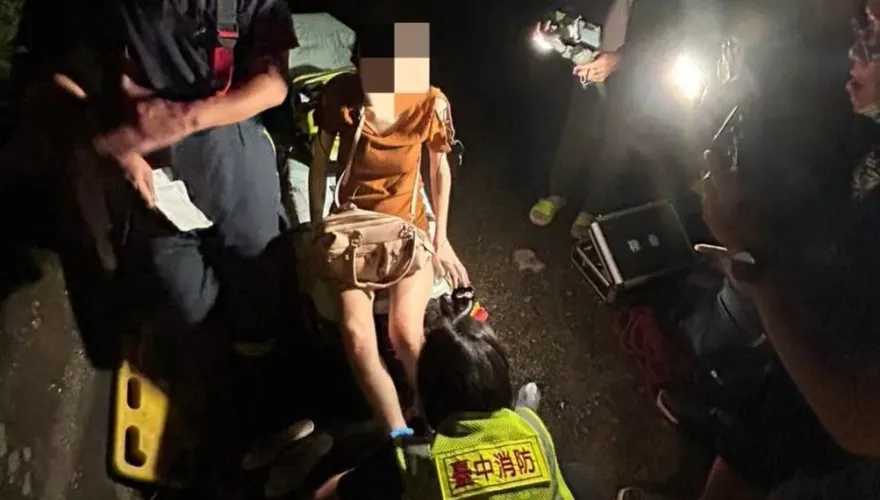 影/鬱卒望高寮散心突失蹤9小時　警消聽聲辨位摸黑救回墜崖女