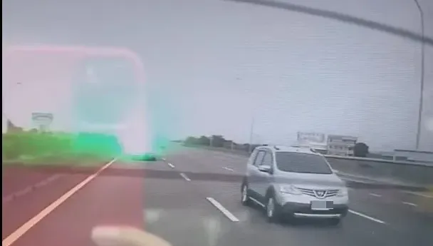 國道佔內車道遭後車噴「雷射光」　龜速駕駛PO網討拍反遭嗆爆