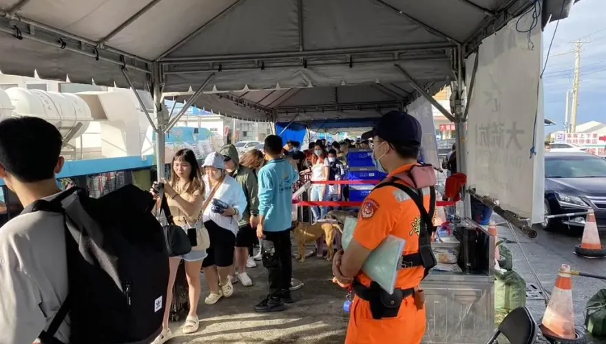 雙十連假「旅客擠爆小琉球」！逾1萬3千人搶登島　訂房率狂飆9成