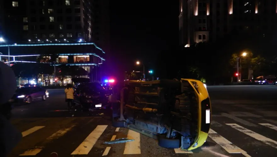 影/小黃違規左轉遭Uber撞飛　車頭全毀側翻釀4傷