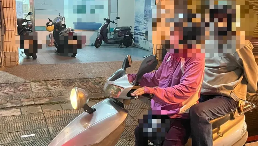 阿嬤晚上騎機車「大燈超凸出」！「這部位」馬賽克網歪樓笑瘋