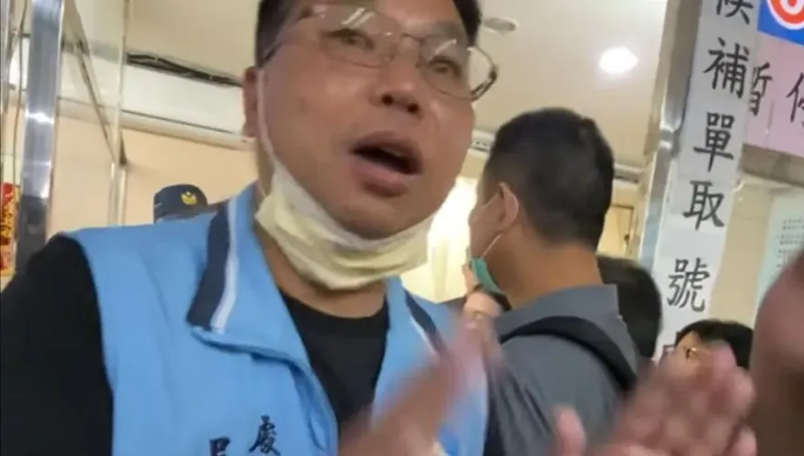 太黑暗！金門小三通剛「加開班次」就有人先搶訂位　排隊民眾痛罵：根本黑箱
