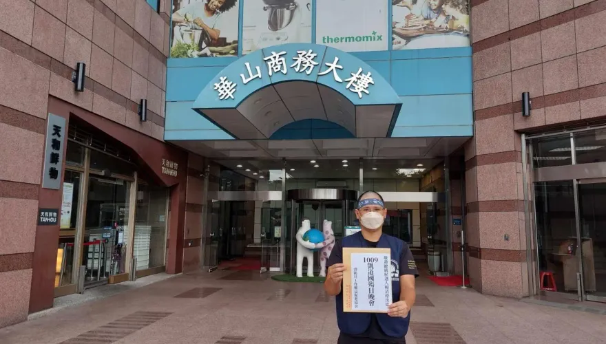 國慶日變國殤日！消防員夜宿凱道抗議　親送邀請函邀賴清德出席