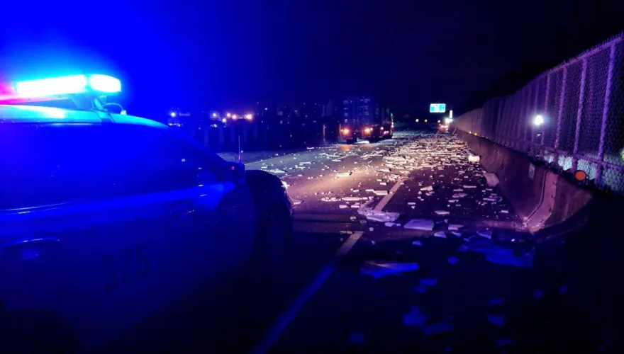 影/台62貨車自撞石棉瓦砸滿地　7車遭刮毀清2小時