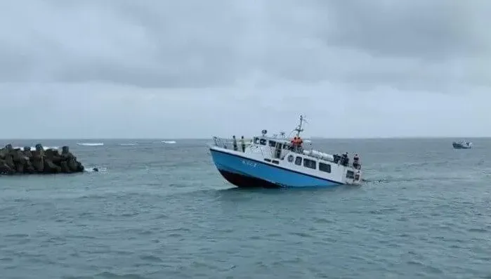澎湖「白沙之星」擱淺船長等4人受困　疑閃避貨輪撞上淺礁
