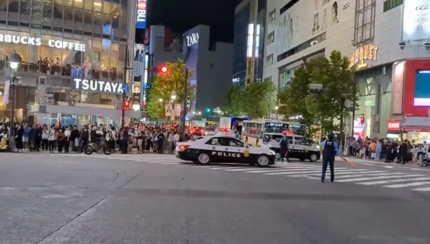 影/駭人瞬間曝光！日本澀谷車站前「汽車暴衝」撞傷至少8人　現場路口封鎖