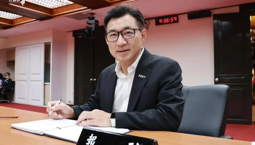 當場氣炸！江啟臣遭綠營掛看板假訊息抹黑　陳建仁竟脫口「選舉手法」
