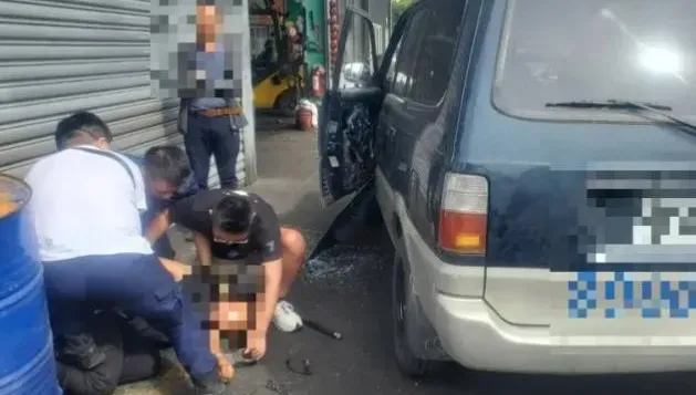 影/開廂型車「載走」機車　彰化「車居」賊父子遭破窗上銬、還搜出海洛因