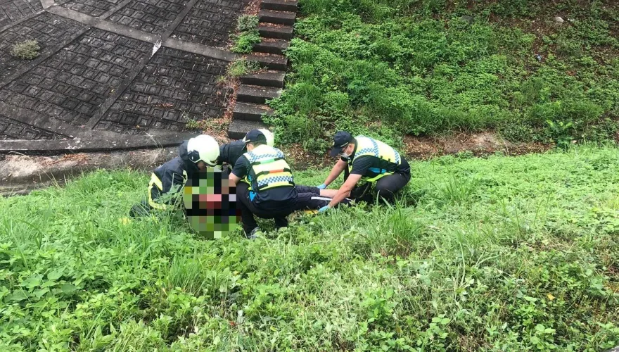 快訊/國1頭屋段貨車自撞護欄！男甩飛邊坡全是血、女受困　雙雙昏迷搶救中