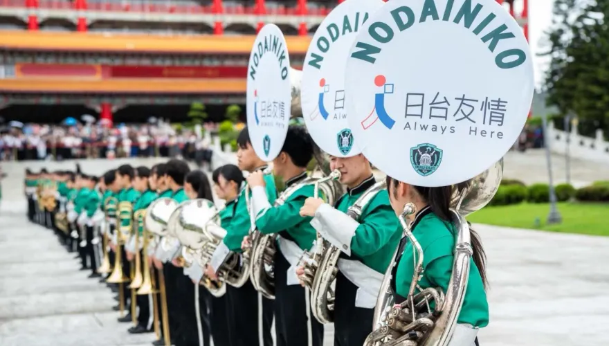 「翡翠騎士」圓山大飯店快閃演出！　民眾細雨中爭睹不減熱情