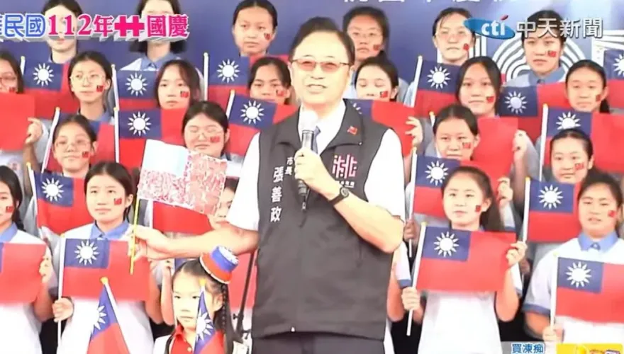 雙十國慶/「森林王子」張泰山領唱國歌　張善政帶小妹妹上台盛讚：她代表國慶精神