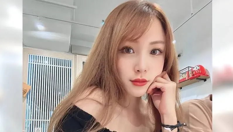 好想擁抱國旗！2辣妹穿「國旗比基尼」慶雙十
