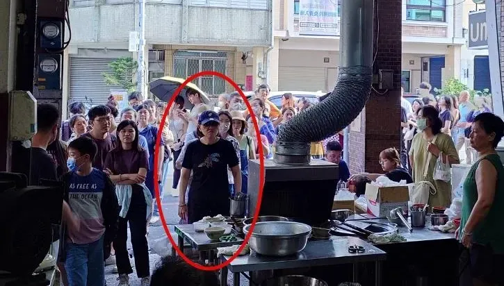 超派！彰化知名肉圓店饕客、闆娘「臭臉同框」　逾萬網友笑翻