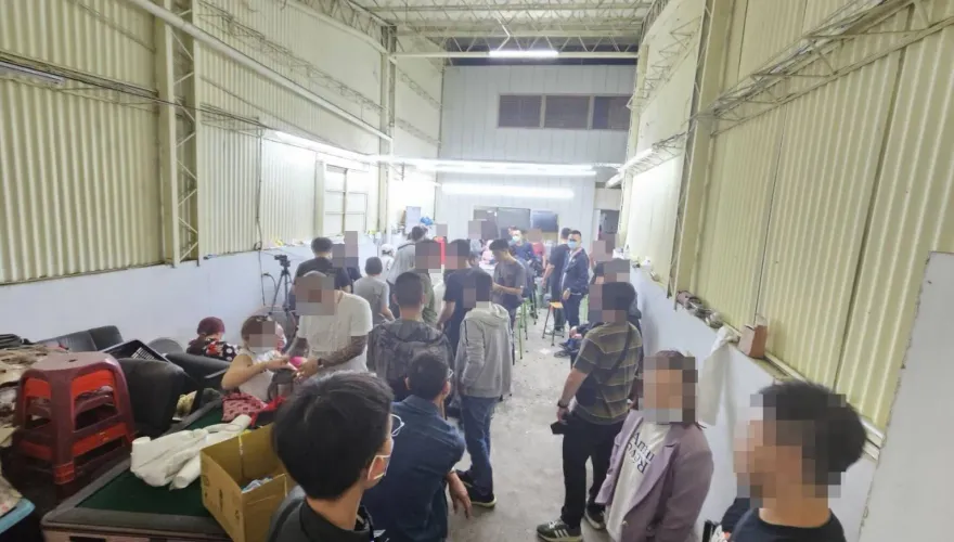 影/想發「國慶財」！桃園女租鐵皮屋搞推筒子　白板提醒「小聲點」仍遭破