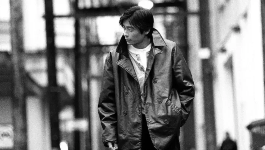 王傑35歲帥照曝光！路邊拍照被疑「黑幫械鬥」　居民嚇壞報警