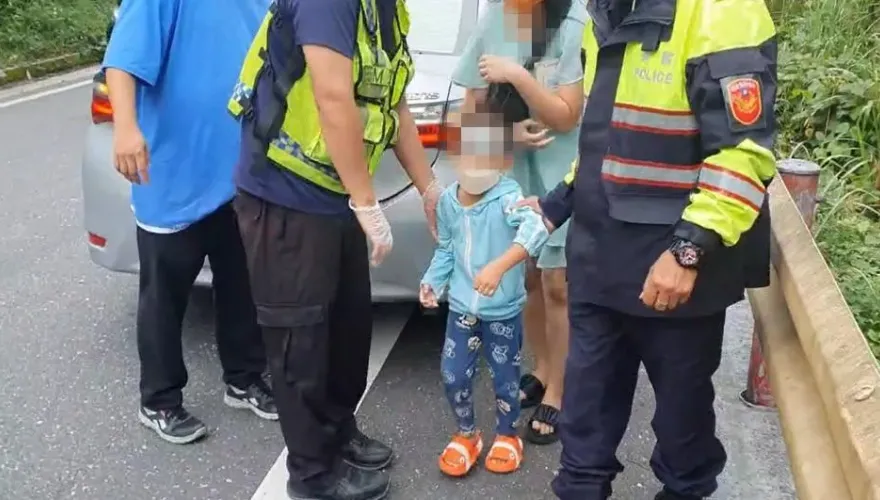 5歲男童高山症發燒嘔吐　合歡警中橫疾馳下山送醫