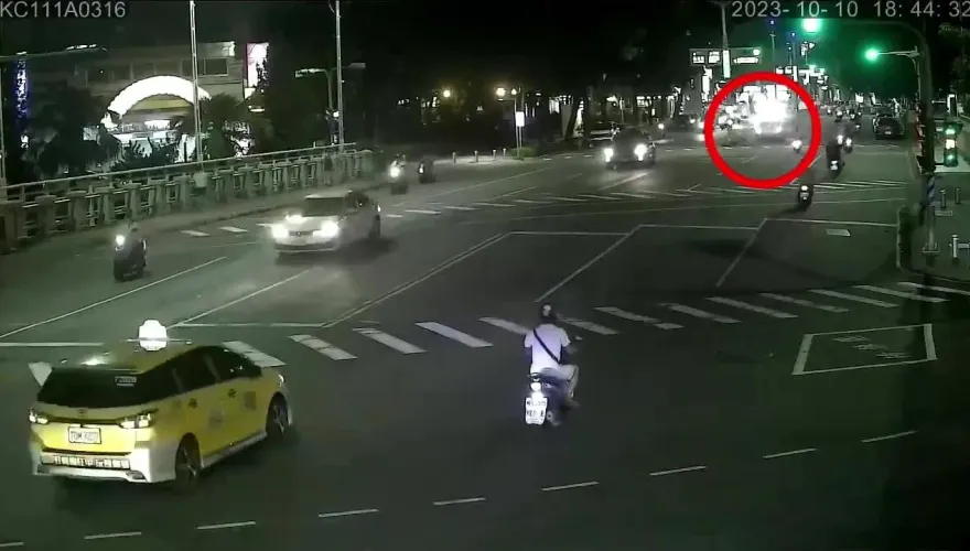 影/國慶憾事！高雄左營死亡車禍　騎士逆向「螃蟹行」遭撞飛送醫不治