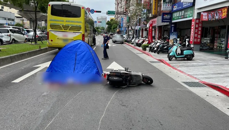 快訊/新莊騎士擦撞公車　當場慘死輪下未送醫