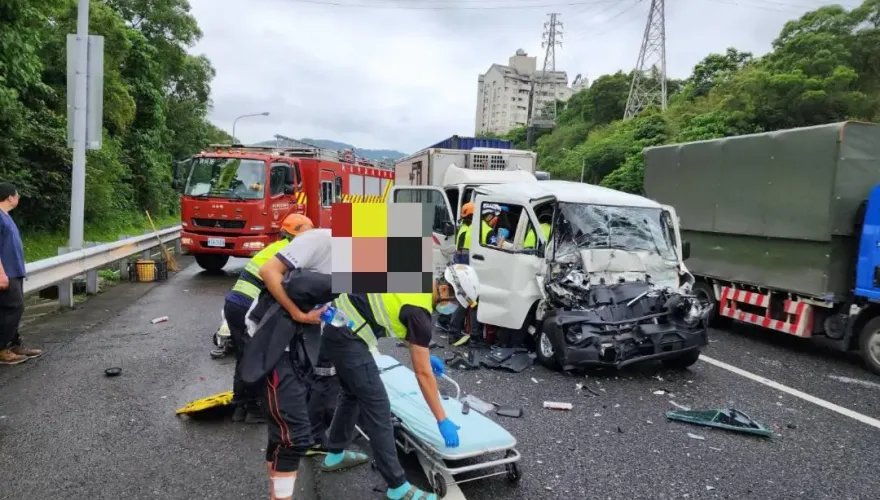 國3南港交流道5車連環撞！貨車頭爛、駕駛救出　回堵5公里