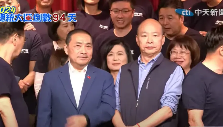 影/侯友宜、韓國瑜合體！　兩人「十指緊扣、互摟咬耳朵」畫面曝光