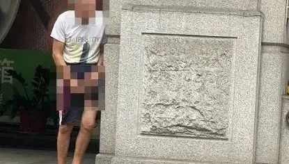 影/新北中和驚見阿公騎樓「立定清槍」！中午時分太奔放行人嚇傻