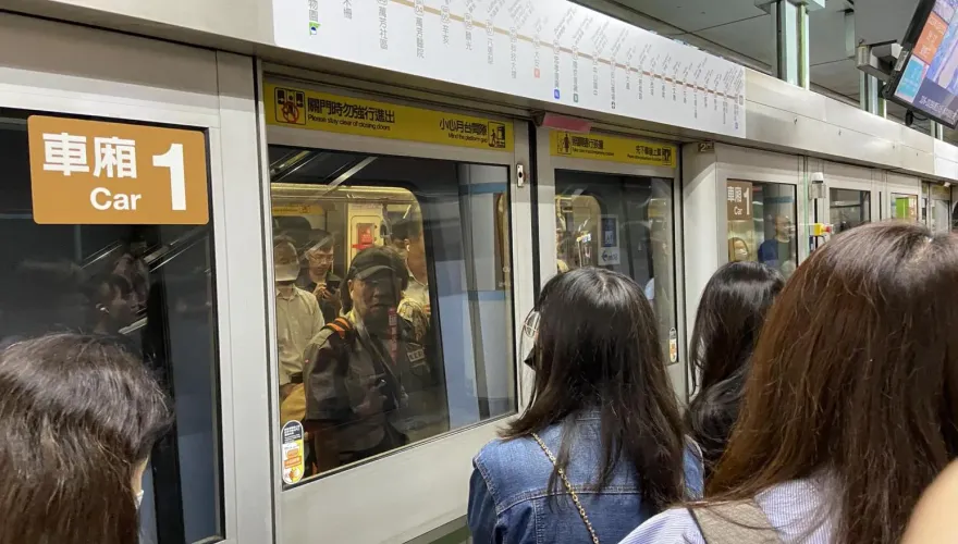 快訊/快缺氧！北捷文湖線電路再出包卡軌道停駛　車門開啟嚇壞乘客