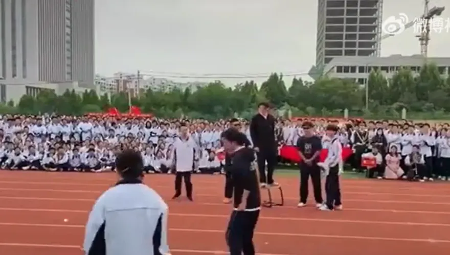 影/高中生運動會表演「安倍遇襲」橋段　師生一片歡呼引撻伐