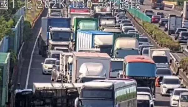 快訊/國1北向彰化段貨車翻覆打橫　國道成為大型停車場