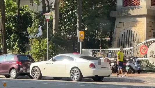超頂路霸！一中商圈2千萬勞斯萊斯「佔」小黃位　繳罰單當繳停車費沒在怕