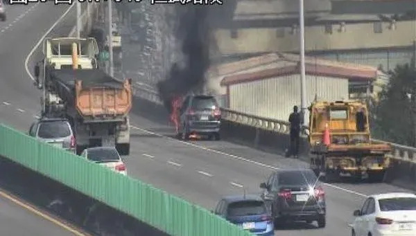 快訊/國10仁武段休旅車火燒車　車頭被黑煙吞噬搶救中