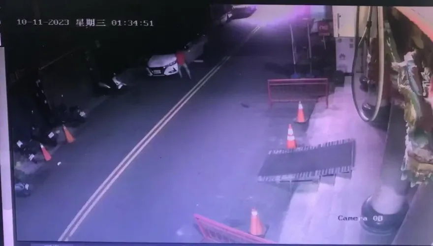 影/彰化球棒男砸車練身體？狂敲13下、後照鏡斷裂　警掌握身分追緝中