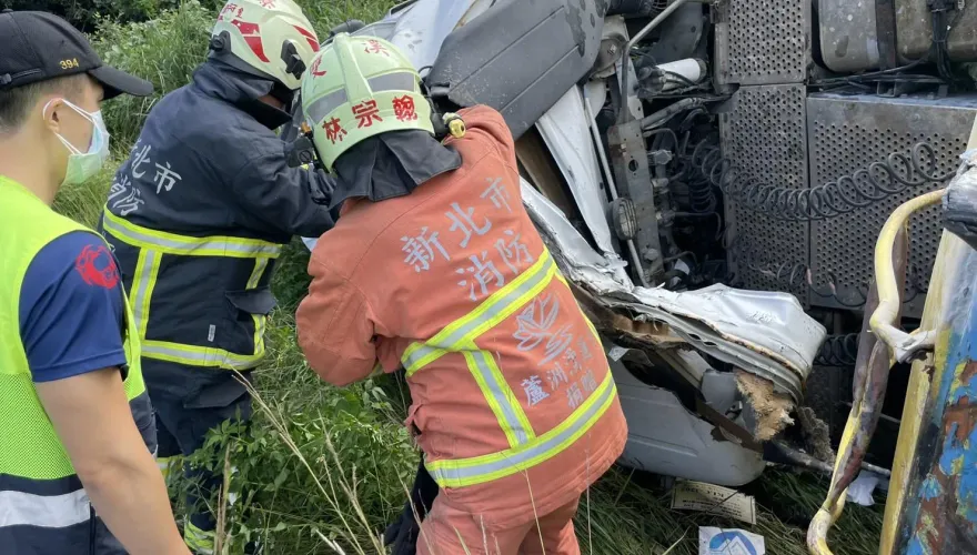 快訊/台2線貢寮段槽車翻覆！駕駛卡車亡…漂白水濺出異味濃