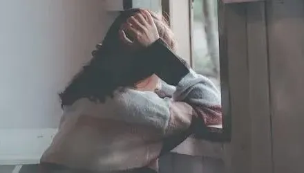 渣男傳幼女哭聲逼妻運毒！她被拳打腳踢又遭羈押1年　法官判准離了