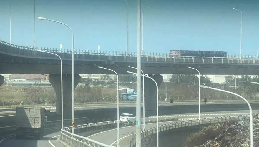 快訊/突來詭風！西濱龍井段貨櫃車遭搧翻覆橋面　23歲駕駛輕傷