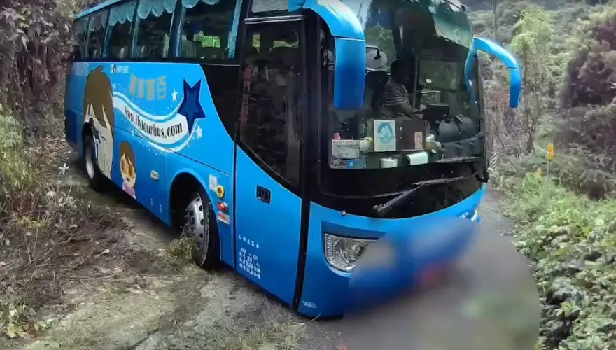影/誤信導航糗大了！南投遊覽車國慶日卡山區　警到場幫脫困