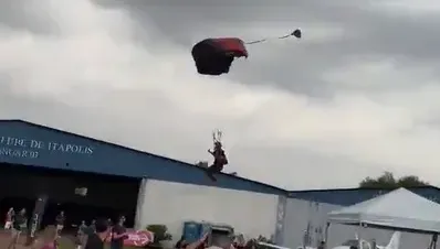 影/驚悚一瞬！跳傘運動員失控自空中高速著地　狠撞地面民眾釀1死3傷