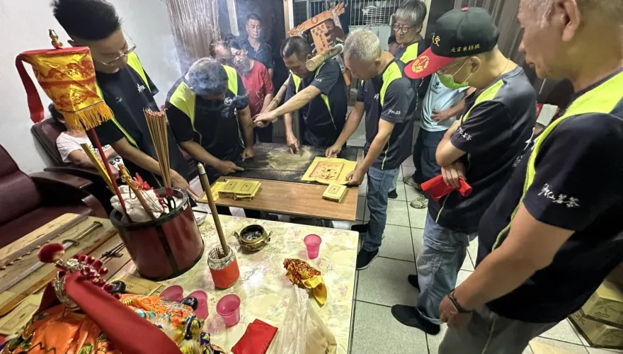 神愛世人！玄天上帝與耶穌「中西聯手」起駕畫符　昏迷阿公醒過來