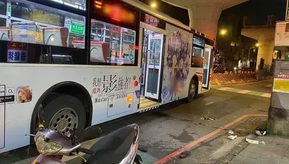 土城深夜車禍！騎士打滑自摔「公車迎面駛來撞頭」　當場無呼吸心跳