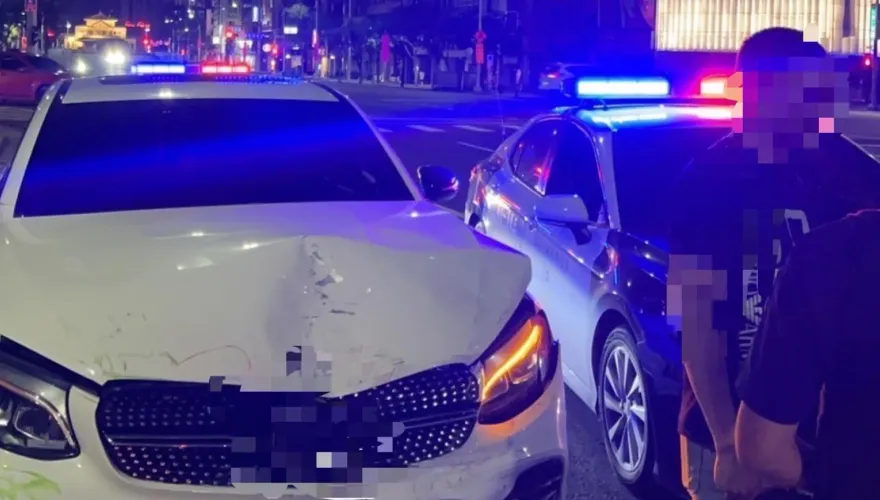 高雄又見酒駕肇逃！賓士車未減速…轎車、機車停等紅燈慘遭噴撞