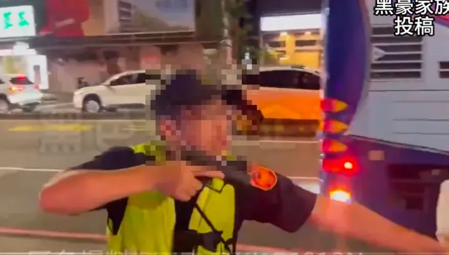 影/20人圍警局！員警亮槍驅離「白衣男沒在怕」　前因後果全曝光