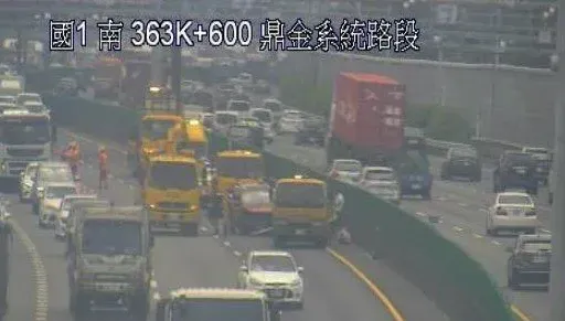 快訊/國1高雄鼎金路段「槽車、3小客車」追撞！車流回堵5公里塞爆