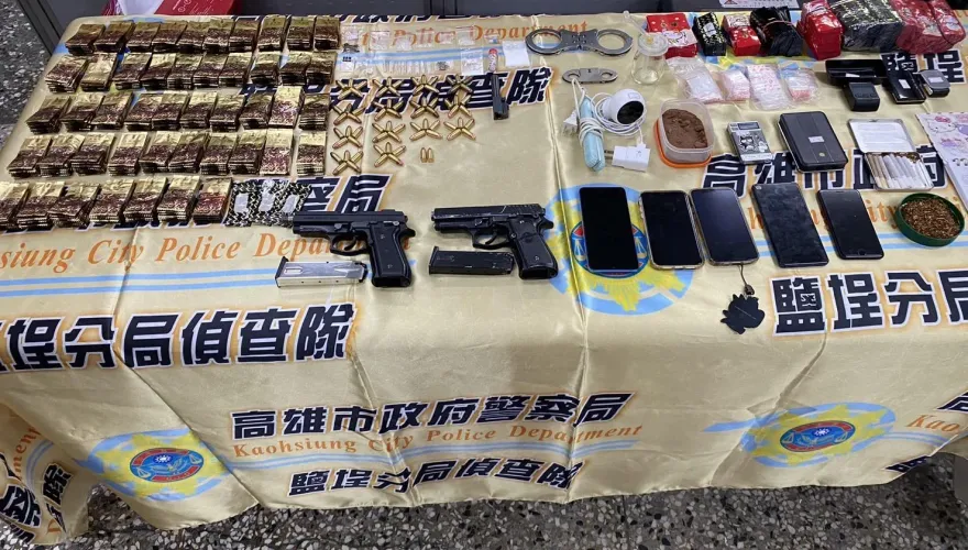 影/月底要生了！熟女挺肚賣毒「偽裝鳳梨酥」　男友還有一堆槍