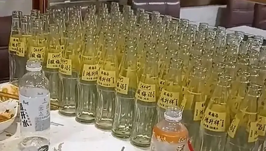 嚇壞店家！百元火鍋店拚回本　6少年猛灌「111瓶酸梅汁」