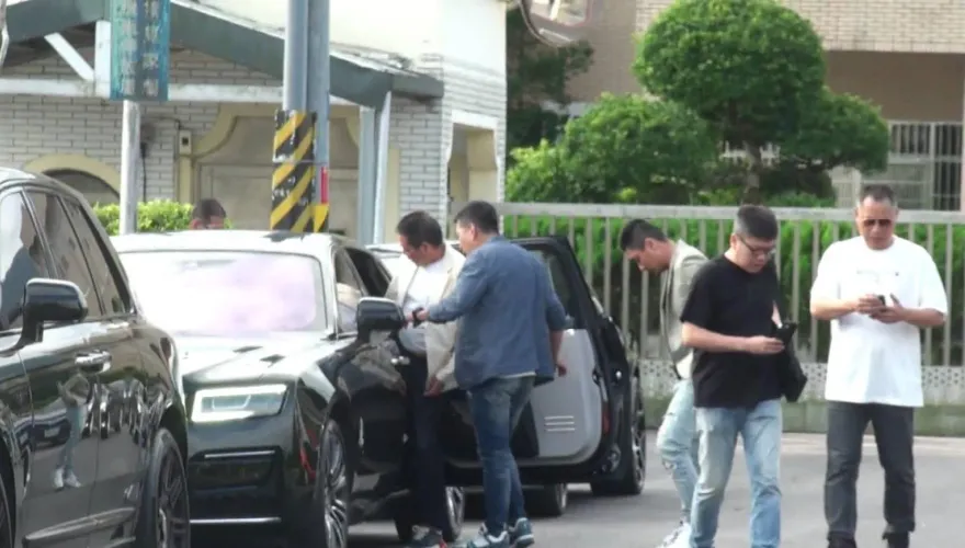 獨/天道盟盟主「鐵霸」出獄！千萬勞斯萊斯多車迎接　宜蘭縣警局長親自督軍壓陣