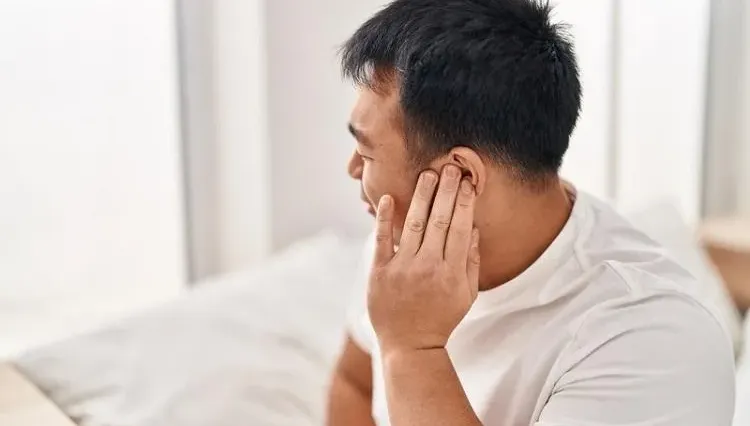耳朵癢爆！內視鏡驚見發霉長「小香菇」　竟是棉花棒惹禍