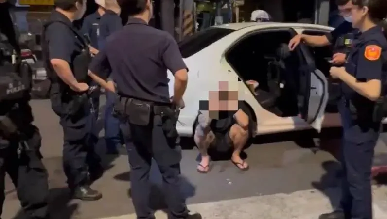 好糗！酒醉妹街頭「認錯情敵」險持刀砍人　警一來秒清醒